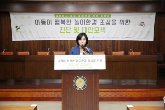 토론회에서 인사말을 전하는 양진옥 굿네이버스 회장.